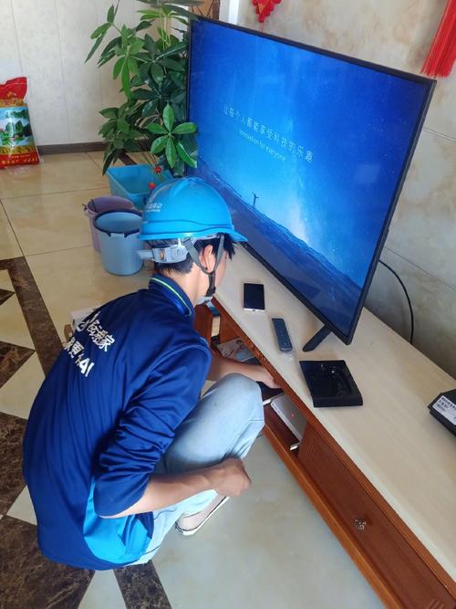 在远安,移动装维师傅们肩扛工具包,穿梭于街巷村落,是网络畅通的坚实